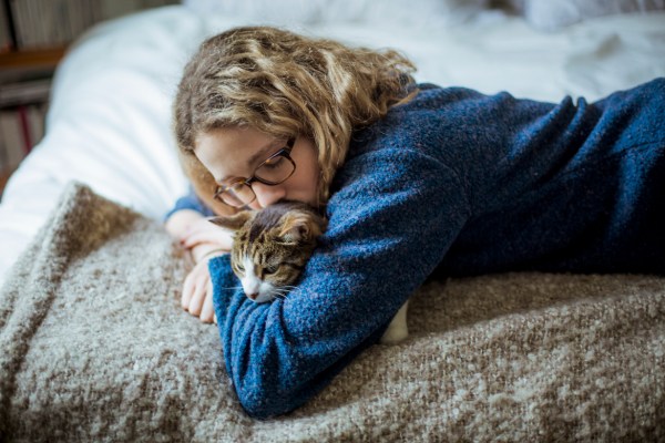 9 Tips for Grieving the Loss of a Pet During the Pandemic, According to a...