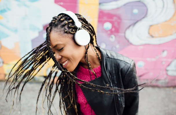 4 Signs Your Headphones Are Too Loud, According to an Audiologist