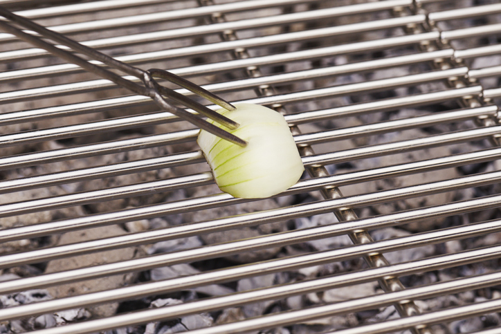 Onion cleaning grill