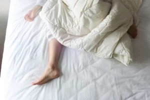 The 4 Best Under-the-Covers Bed Fans for People Who Sleep Hot No Matter What