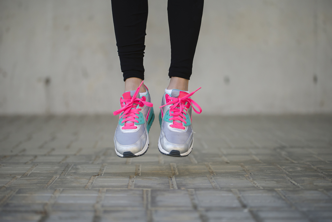 Nike кроссовки яркие шнурки. Кроссовки для прыжков на скакалке. Как завязать хуарачи. Растянуть кроссовки в длину в домашних условиях