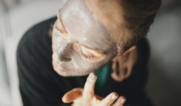 Watch in Action as This $25 Clay Mask Vacuums the Oil Out of One Woman’s...