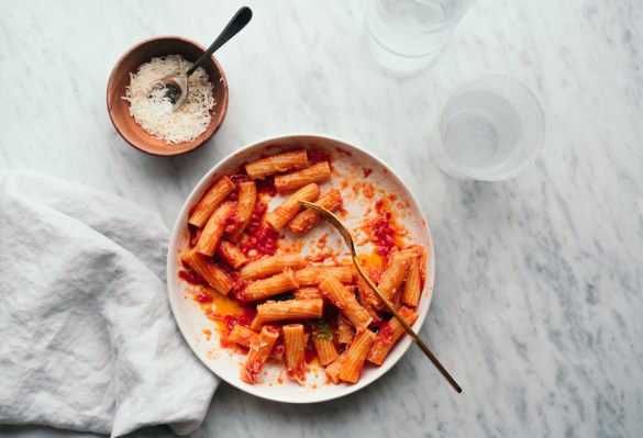 This 5-Ingredient Anti-Inflammatory Tomato Sauce Goes With Just About Everything