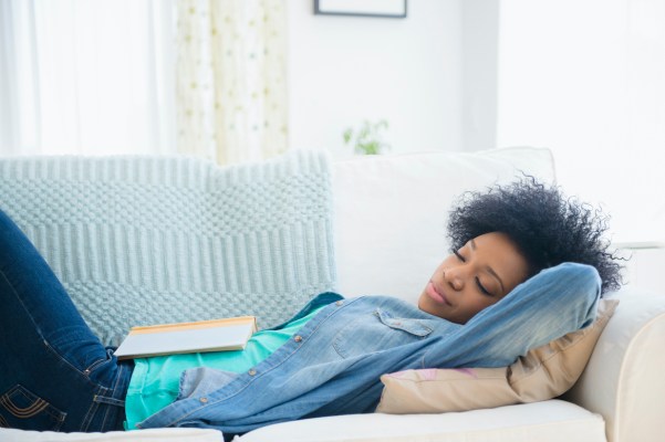 Here's How Long Your Nap Needs To Be in Order To Ease Symptoms of Sleep...