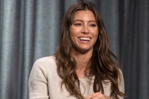 Jessica Biel breaks a sweat with these wild single-leg skater squats—and now so do I