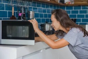 A Food Scientist Explains Why Everyone Is Definitely Using Their Microwave Wrong