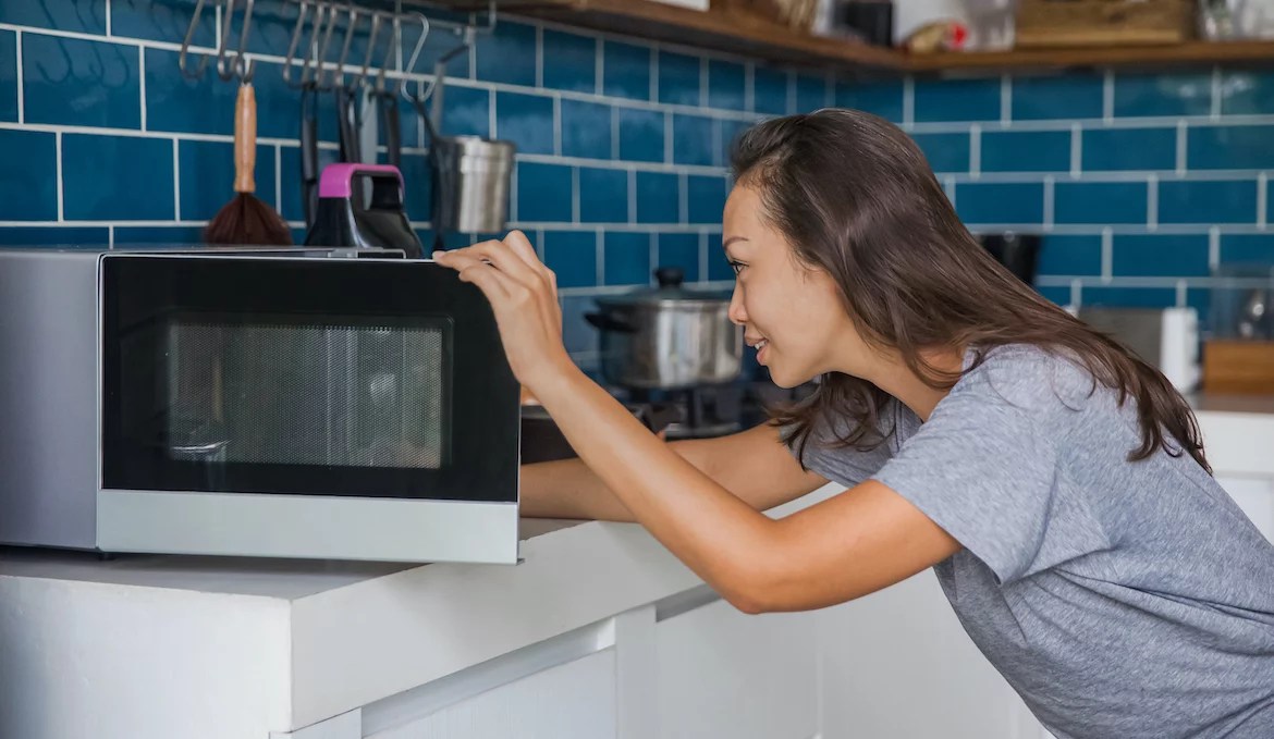 Video of safety of microwave ovens explained through science