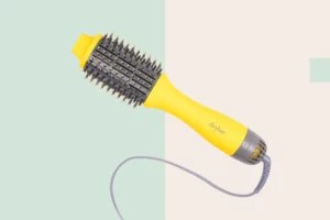 This Blow Dryer Brush Gives Me Perfect 15-Minute Waves—And It's Hair Health Expert-Approved