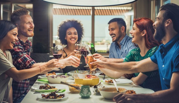 What It Means To Be a Natural 'Middler'—AKA the Most Important Role at Group Dinners