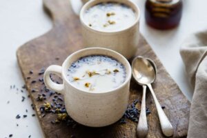 Every Single Ingredient in This Calming Chamomile Lavender Latte Will Help Lull You To Sleep