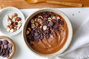 This 4-Ingredient Chocolate Hazelnut Smoothie Bowl Is Heart-Healthy and Helps You Sleep