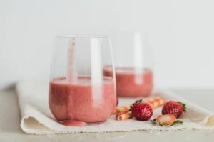 This 3-Ingredient Banana Berry Smoothie Balanced My Gut Microbiome and Cured My Constipation (Finally)