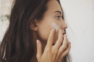 A Derm Says This $35 Moisturizer Includes an Ingredient That Can Reverse Skin Damage, and It's Already Sold Out 3 Times