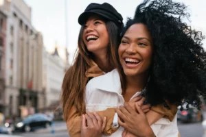 Need Some Positive Vibes ASAP? Here Are 3 Ways To Cultivate Happiness, According to a Psychologist