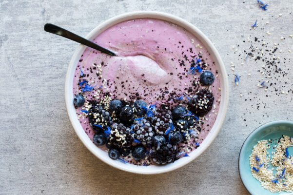 Every Ingredient in This Velvety Oat and Berry Pie Smoothie Bowl Promotes Brain and Gut...