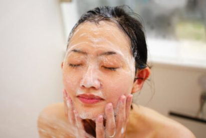 How to wash your face properly, according to derms
