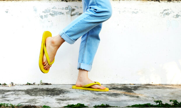 Yep, There Are *Actually* Flip Flops Supportive Enough for Flat Feet—Here Are the Best Ones,...
