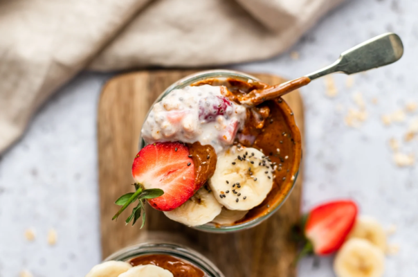 This Recipe for Almond Butter Strawberry Banana Overnight Oats Packs Half the Fiber You Need...