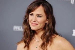 Jennifer Garner Can't Stop Wearing These Sneaks Accepted by the American Podiatric Medical Association — And They're On Sale
