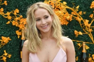 Jennifer Lawrence Just Brought Back This Nostalgic Sandal Trend—And You Can Pull It Off, Too, for Just $24