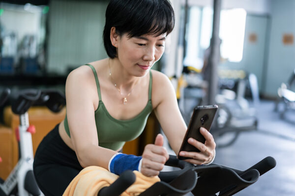 When It’s Okay To Multitask While Exercising—And When It’s Not