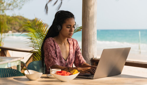 When OOO, Do You Unplug or Plug In? Here's How To Actually Disconnect During Vacay
