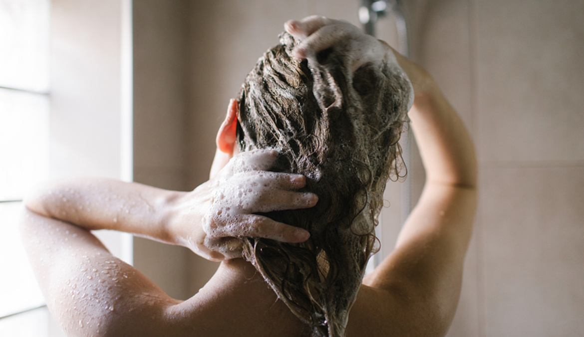 Мытье волос сухим шампунем. Женщина моет голову. Девушка с намыленной головой. Девушка моет волосы на Камне. Вымой голову креатив.