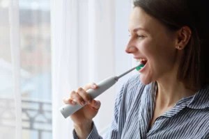 This Electric Toothbrush Has 6K 5-Star Rave Reviews on Amazon—And It's Less Than $20 for Labor Day