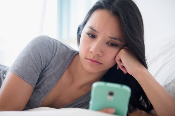 What Relationship Therapists Want You To Know About 'Fexting'—AKA Fighting Over Text