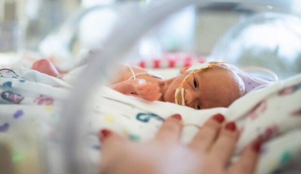 5 Legitimately Helpful Ways To Support Parents With a Baby in the NICU