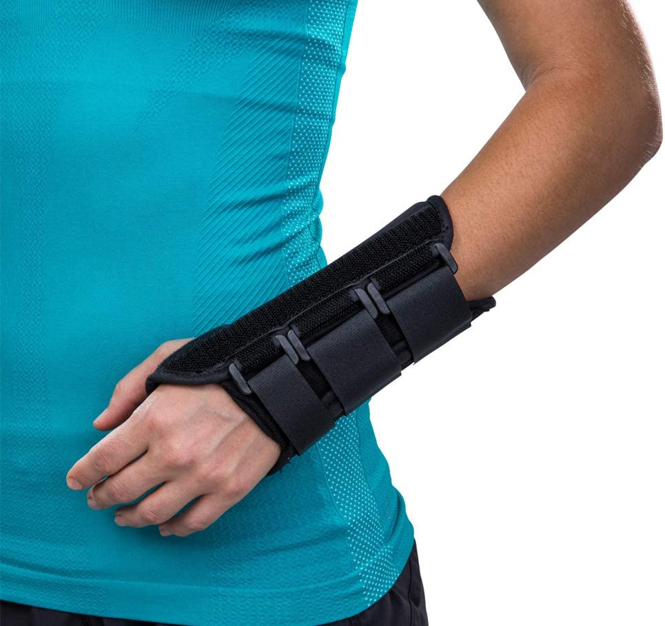 Mueller Sports Medicine Green Fitted Wrist Brace for Men and Women, Support  and Compression for Carpal Tunnel Syndrome, Tendinitis, and Arthritis
