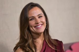Jennifer Garner's One-and-Done Jumpsuit Looks Good With Sneakers and Sandals—And It's on Sale Now