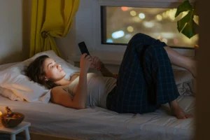 Why You Can’t Stop Scrolling on Your Phone Before Bed, and How To Break the Pattern