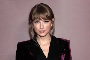 Taylor Swift Just Wore the Perfect Sustainable Cashmere Sweater for Fall, and I'm Buying Every Color Before They Sell Out