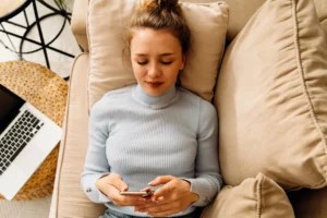 Why ‘Dry Texting’ Can Kill the Mood So Quickly—And How To Resurrect It, According to Therapists
