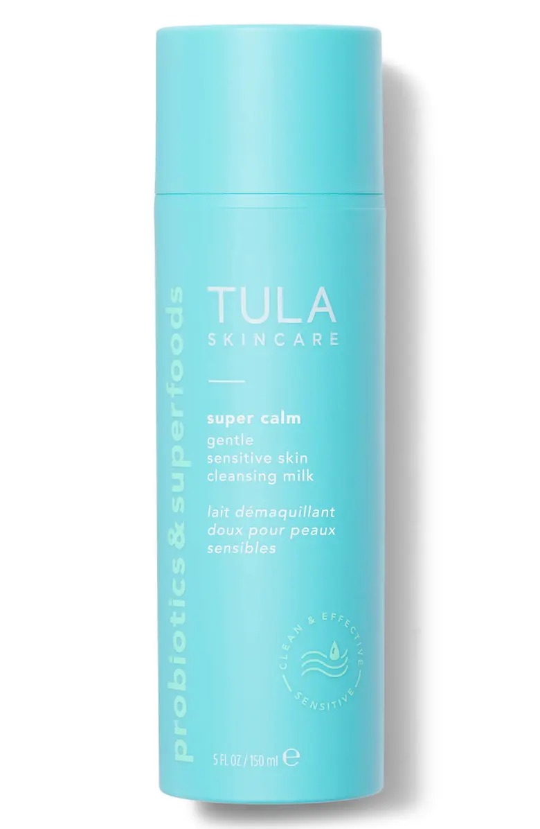 Une bouteille bleue de Tula Skincare Cleanser.