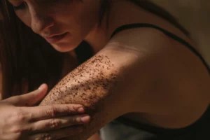 The Common Skin-Care Practice Dermatologists Want You To Stay Far, Far Away From if You Have Psoriasis