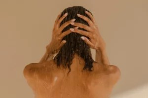 Your Hair Hydration Routine Starts in the Shower—Here's How To Maximize Moisture During Dry-Strands Season