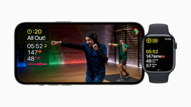 Un écran d'iPhone montrant une femme portant le hijab faisant des mouvements de kickboxing.