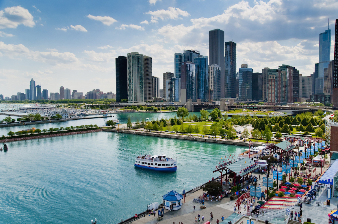 Landskapsfoto av Chicagos marinpir och skyline.