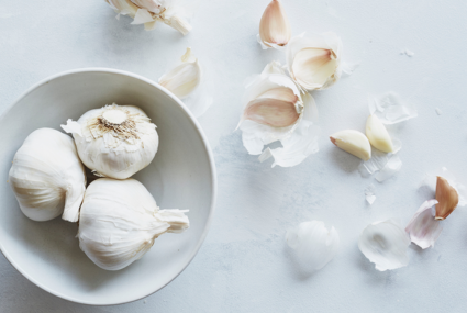 Finally: This 10-Second Microwave Hack Is the Key To Peeling Garlic Easily
