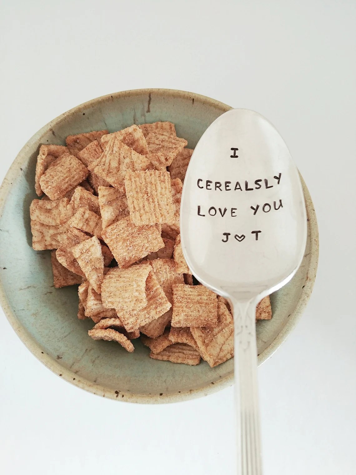 cuchara de cerealsly love you de etsy flotando sobre un tazón de cereal, un lindo regalo para el día de san valentín