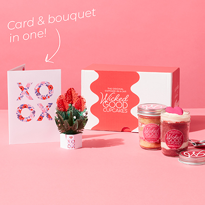 elaka goda cupcakes med låda, kort och pappersbukett på rosa bakgrund