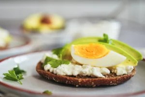 This 3-Ingredient Avocado and Cottage Cheese 'Protein Toast' Is the Perfect Post-Workout Snack (Sports RDs Agree)