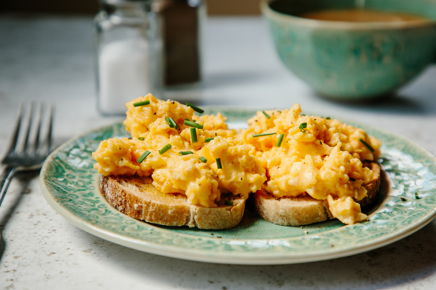 how to make the fluffiest scrambled eggs on a plate