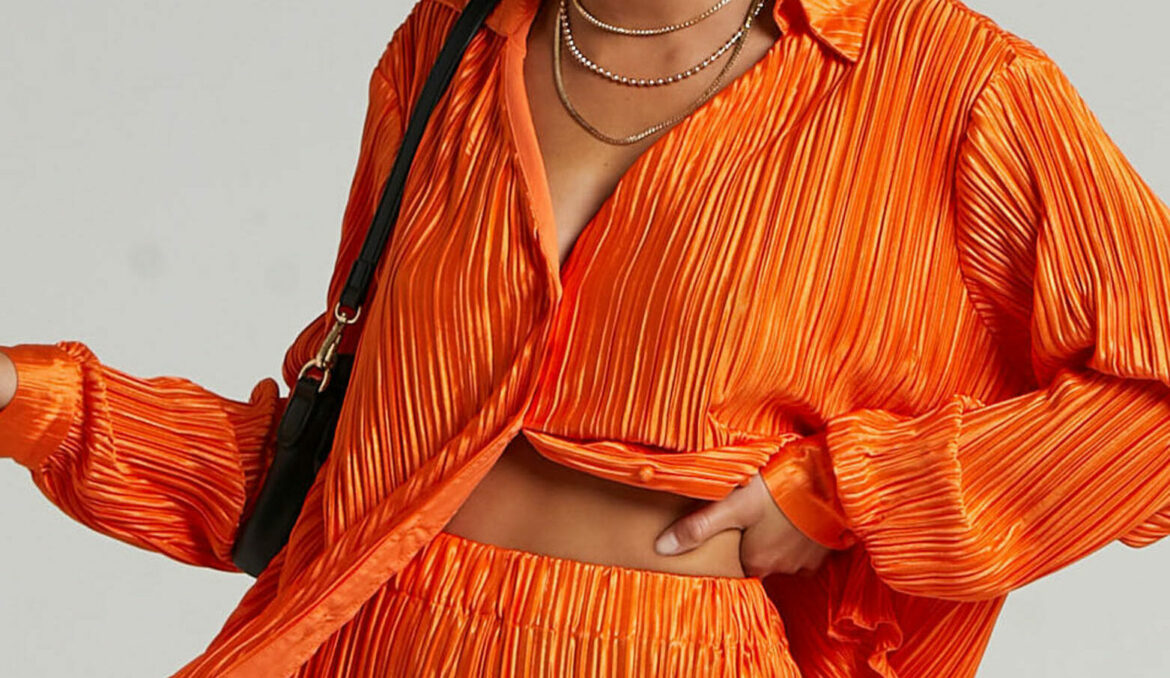 A matching bright orange plissé set from the online store Shopo.