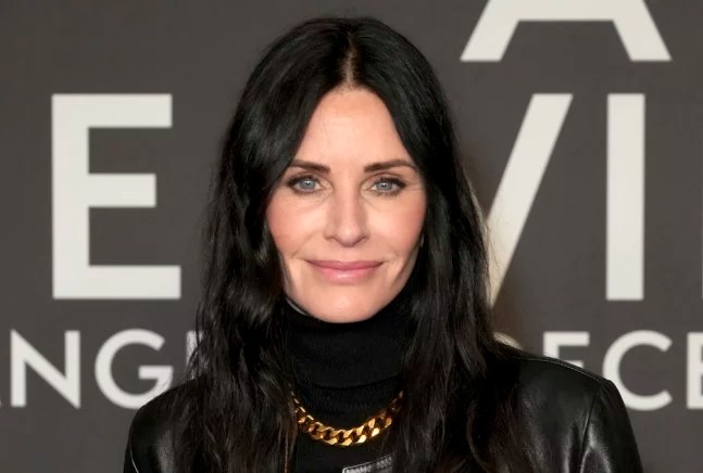 People With Heel Pain Swear By These Sneakers, and Even Courteney Cox Is a Huge Fan