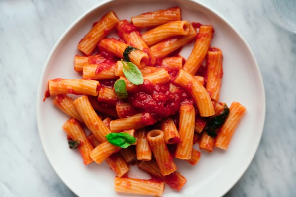 This 3-Ingredient Plant-Based Pomodoro Pasta Recipe Is a Lifeline in the Summertime