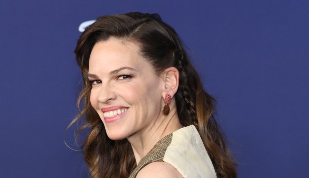 Hilary Swank’s Postpartum Workout Outfit Features Our Favorite Leggings and Sneakers a Podiatrist Loves