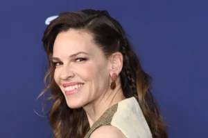 Hilary Swank’s Postpartum Workout Outfit Features Our Favorite Leggings and Sneakers a Podiatrist Loves